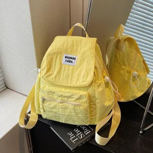 Zaino piccolo giallo casual e minimalista da donna, perfetto per lo studio e il tempo libero.