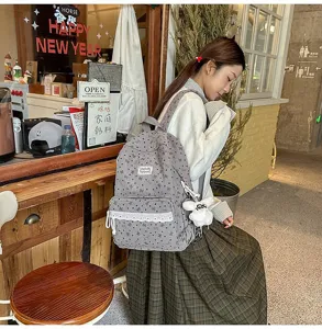 Mochila gris de estilo coreano con encaje blanco y estampado de corazones en uso real