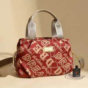 Elegante grande borsa da viaggio rossa con stampa di lettere beige e tracolla molto resistente