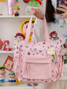 Vue détaillée du joli sac à dos cabas rose en toile avec imprimé étoiles et poches.