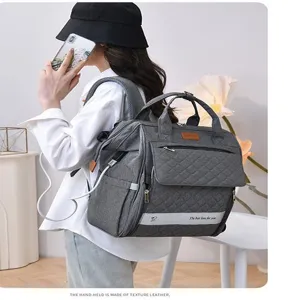 Grauer multifunktionaler Wickelrucksack mit grossem Fassungsvermögen und vielen Fächern.