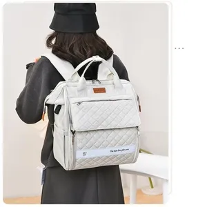 Große Wickeltasche im Steppdesign, multifunktionaler Rucksack für Mütter und Babypflegeunterwegs.