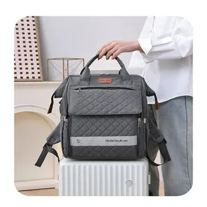 Graue gesteppte Wickeltasche Detail, multifunktionaler Reiserucksack für Mütter und Babys