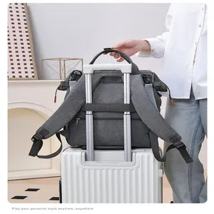 Detailansicht des großen Wickelrucksacks mit praktischen Fächern zur Aufbewahrung.