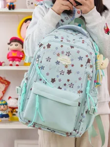 Vue détaillée d'un joli sac à dos d'école bleu clair avec des imprimés d'étoiles et un patch.