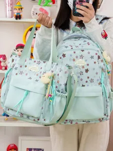 Vue détaillée du sac à dos d'étudiant vert clair et du cabas avec motif de biscuit.