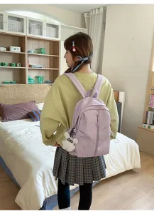 Primer plano de un estudiante con una mochila morada con estampado de estrellas