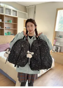 Detalle de la mochila coreana cielo estrellado mostrada con un colgante de peluche