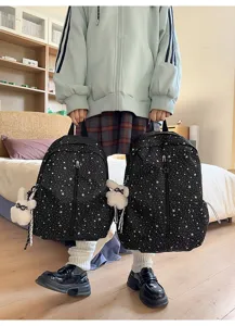 Mochilas negras con estampado de cielo estrellado y dijes de conejito de peluche blanco