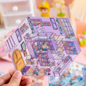 Detalle de una pegatina hexagonal morada con una acogedora escena de biblioteca en miniatura
