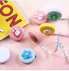 Détail des rubans à mesurer rétractables colorés et mignons pour la couture et l'école.