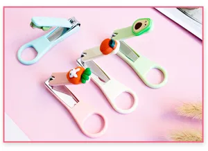 Gedetailleerd overzicht van schattige cartoon nagelknippers met fruit en dierontwerpen