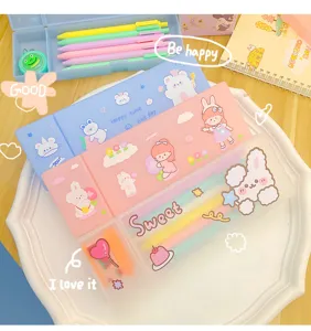 Primer plano de lindos estuches escolares de dibujos animados en rosa, azul y plástico transparente