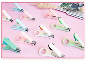 Kleurrijke collectie schattige cartoon nagelknippers in pasteltinten voor manicure verzorging