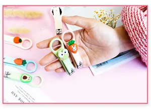 Detailopname van schattige cartoon nagelknippers met dieren- en fruitpatronen voor meisjes