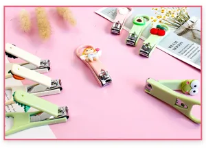 Detailopname van schattige cartoon nagelknippers met avocado-, kers- en kikkerdesign