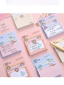 Primer plano de blocs de notas adhesivas de 3 capas con dibujos de niñas y animales