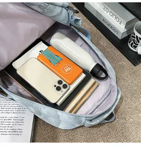 Vue intérieure d'un sac à dos scolaire spacieux avec cahier, gourde et accessoires