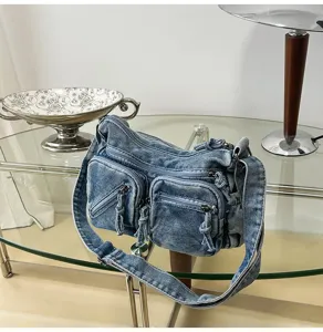 Gedetailleerd overzicht van casual dames gewassen denim crossbody schoudertas met zakken.