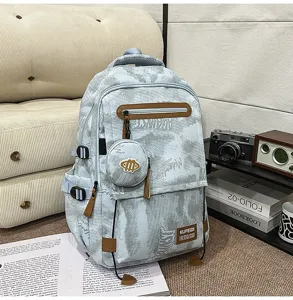 Vue détaillée d'un sac à dos d'étudiant à motifs bleu clair élégant avec une petite pochette.