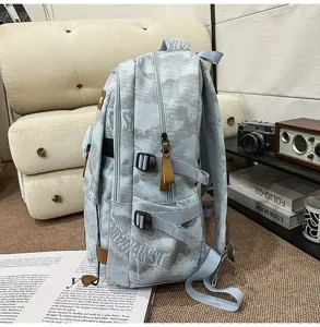Vue latérale d'un sac à dos bleu clair avec sangles réglables et imprimé carte