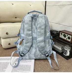 Vue arrière d'un sac à dos d'écolier bleu clair camouflé dans un décor de vie confortable.