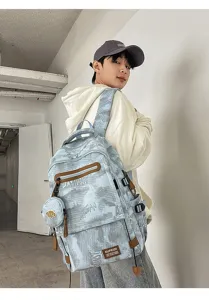 Mannequin portant un sac à dos camouflage bleu clair élégant dans un cadre intérieur