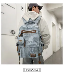 Vue arrière d'un sac à dos scolaire camouflage bleu clair porté par un étudiant