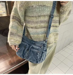 Casual gewassen denim crossbody tas voor dames met meerdere vakken en verstelbare band.