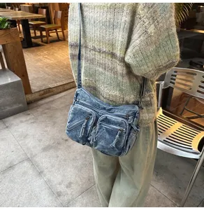 Gewassen denim crossbody tas voor dames, grote capaciteit multi-pocket casual tas.