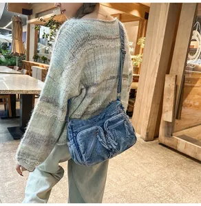 Gedetailleerd overzicht van de casual denim schoudertas, duurzame gewassen stof en meerdere zakken.
