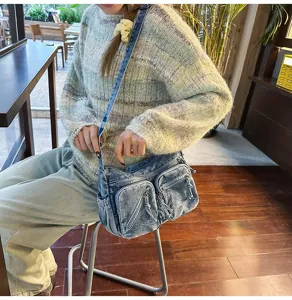 Detailopname van de casual gewassen denim schoudertas voor dames, grote capaciteit.