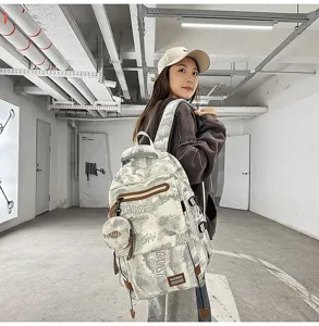 Sac à dos d'écolier à grande capacité avec imprimé camouflage, porté par un mannequin