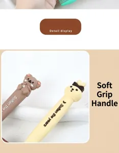 Gros plan détail de la poignée de brosse à cheveux avec un design mignon et doux.