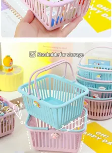 Vue détaillée de la fonction empilable de ces mignons mini paniers de rangement pastel.