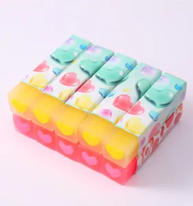 Gros plan de gommes translucides à motifs de cœurs mignons aux couleurs pastel vives