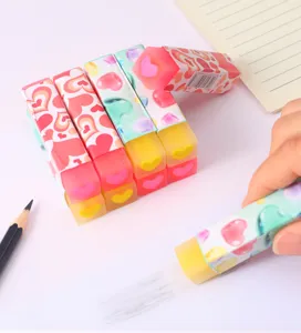 Gommes colorées en forme de cœur pour écoliers, présentées avec crayon et cahier