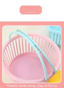 Gros plan détaillé d'un panier de rangement en plastique rose avec poignées bleues pliables