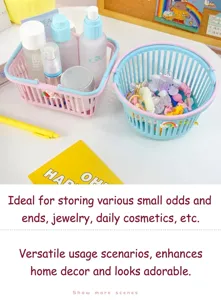 Deux mini-paniers de rangement en plastique coloré contenant des cosmétiques sur un bureau blanc.