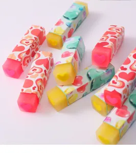 Gros plan de gommes colorées à motifs de cœur avec étuis de protection pour l'école