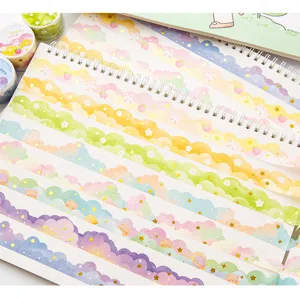 Gros plan sur du ruban washi doré avec des motifs de nuages pour le journaling.