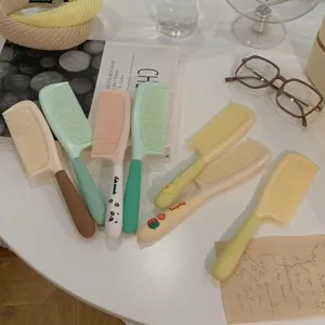 Joli peigne à cheveux dessin animé poignée plastique style doux dortoir étudiant brosse portable