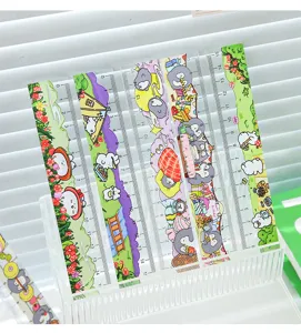 Gros plan de règles de 15 cm avec des motifs de dessins animés en relief aux couleurs vives