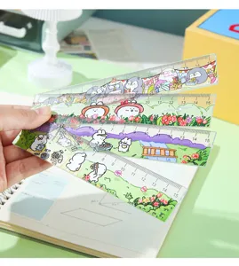 Vue détaillée de règles de 15 cm avec motifs de dessins animés en relief et textures