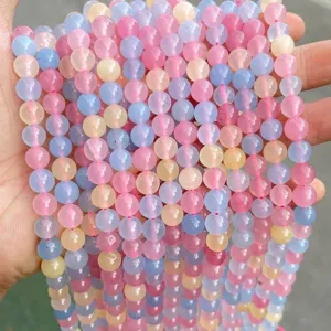 Vista dettagliata di perle tonde in calcedonia traslucida in colori pastello per gioielli DIY