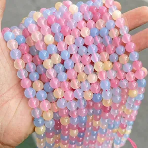 Primo piano di perle rotonde in calcedonia color pastello per creazione gioielli