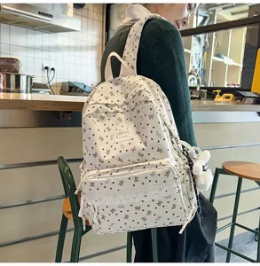 Mochila blanca estilo universitario con corazones y amuleto de conejo en café