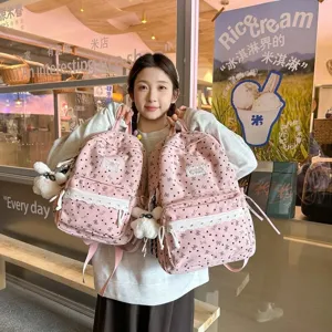 Mochila rosa de estilo academia con estampados de corazones y detalles de encaje
