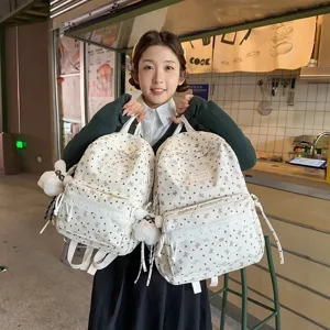 Mochila estilo universitario crema con estampado de corazones y dijes de conejo