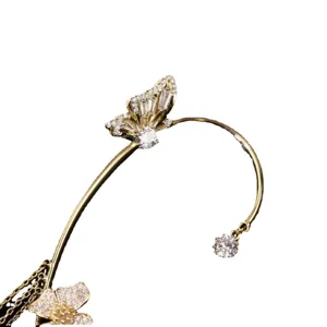 Elegante pendiente ear cuff de mariposa y flor dorada con circonitas y borlas finas